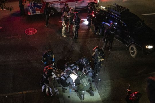 Ένας νεκρός σε συγκρούσεις υποστηρικτών του Τραμπ και αντιδιαδηλωτών