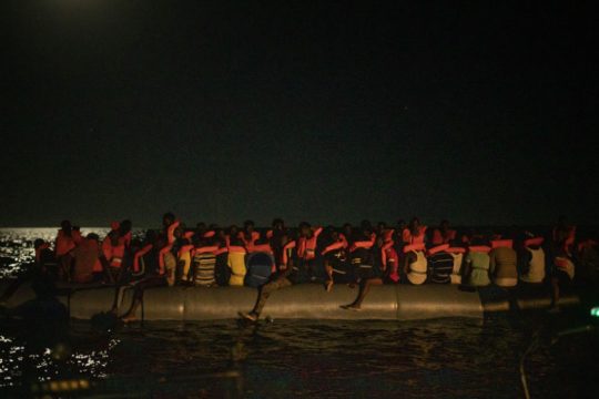 Στη Λαμπεντούζα 450 διασωθέντες από πλοιάριο που κινδύνευε να βυθιστεί