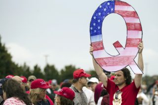 QAnon: ένα επικίνδυνο παγκόσμιο φόρουμ συνωμοσιολογίας