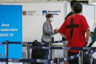 Κομβικός ο ρόλος της νεολαίας στην εξάπλωση του ιού