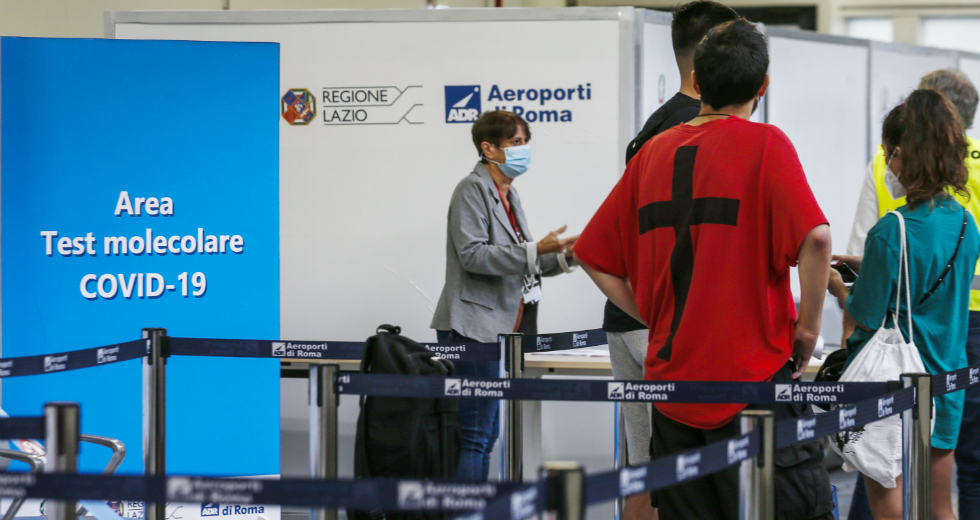 Κομβικός ο ρόλος της νεολαίας στην εξάπλωση του ιού