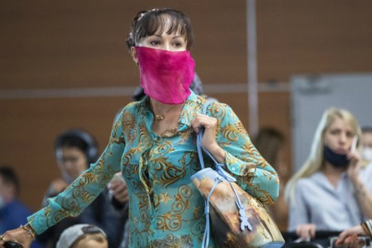 Covid-19: Πάνω από 680.000 θάνατοι, αρνητικά ρεκόρ και επιπλέον μέτρα σε πολλές χώρες