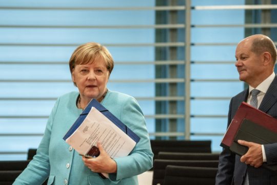 Σύγκρουση κορυφής στο Βερολίνο για το «φρένο χρέους»