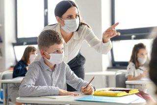 Η δασκάλα της κ. Κεραμέως είναι και χειρουργός