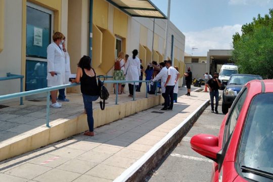 Με ρυθμούς χελώνας τα τεστ κορονοϊού στους υγειονομικούς στο ΠΑΓΝΗ