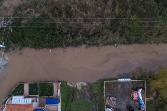 «Έβρεξε» προβλήματα στη Θάσο – Εγκλωβίστηκαν άνθρωποι σε χείμαρρο