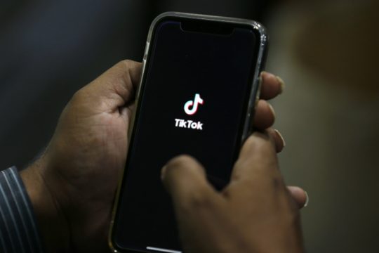 Reuters: Συμφωνία με τις ΗΠΑ επιζητεί ο ιδιοκτήτης του TikTok