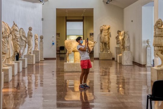 Εως 15 δισ. ευρώ οι απώλειες εσόδων στον τουρισμό