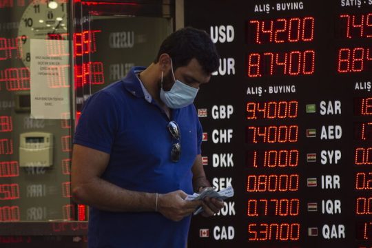Βουτιά της τουρκικής λίρας στα ταραγμένα νερά της υφαλοκρηπίδας