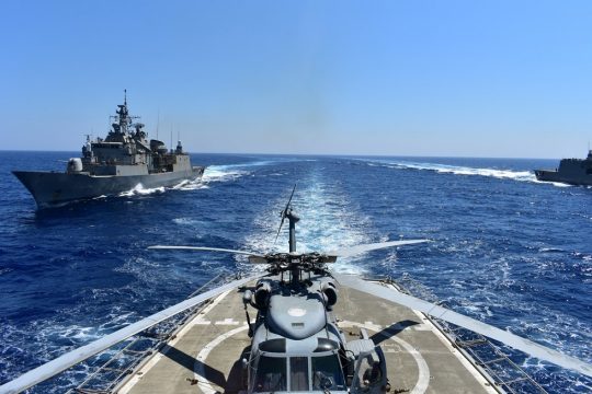 Μηνύματα προς την Αγκυρα και επικρίσεις στην κυβέρνηση
