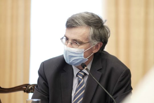 Ανησυχία Τσιόδρα στην επανεμφάνισή του δίπλα στον Χαρδαλιά