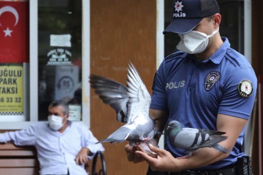 Απόκρυψη των πραγματικών στοιχείων για την πανδημία καταγγέλλουν Τούρκοι γιατροί