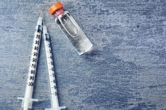 Άδειασμα της Κομισιόν στην κυβέρνηση για την ημερομηνία κυκλοφορίας του εμβολίου