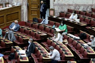 Τζάμπα… μάσκες οι βουλευτές