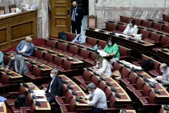 Τζάμπα… μάσκες οι βουλευτές