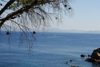 Βρέθηκαν βατραχοπέδιλα και φιάλη οξυγόνου: Αγωνία για τον 34χρονο δύτη στο «πηγάδι του διαβόλου»