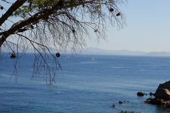 Βρέθηκαν βατραχοπέδιλα και φιάλη οξυγόνου: Αγωνία για τον 34χρονο δύτη στο «πηγάδι του διαβόλου»