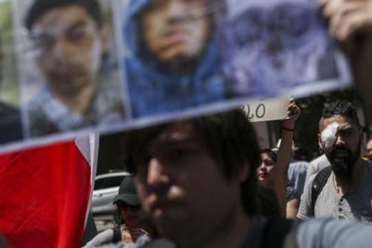 Στο εδώλιο αξιωματικός για τύφλωση διαδηλωτή στη Χιλή