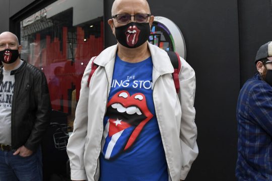 Oυρές, αποστάσεις και μάσκες με γλώσσες…