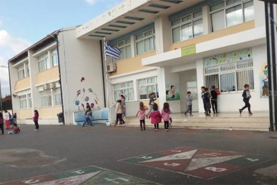 Δάσκαλοι πληρώνουν μόνοι τους τα τεστ για να ανοίξει πιο γρήγορα το σχολείο 