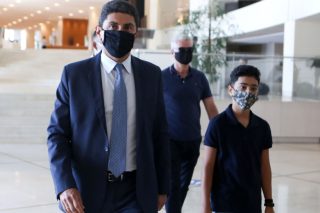 Συνεχίζει να εκτίθεται ο Λ. Αυγενάκης