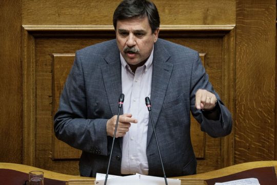 Α. Ξανθός: Αντιδημοκρατική η εικόνα έξω από το υπουργείο Υγείας