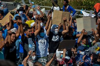 Ξεχειλίζει η απελπισία των προσφύγων στη Μόρια