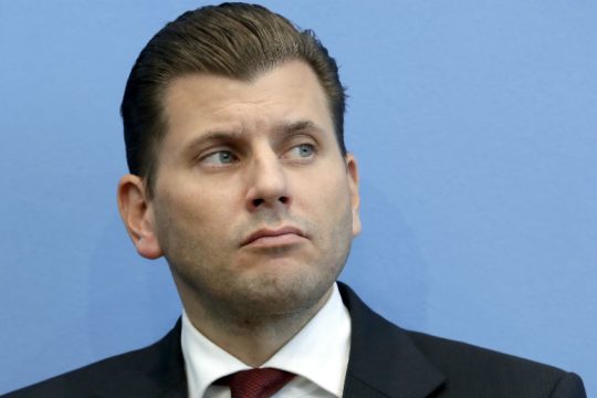 Το AfD απέλυσε το στέλεχός του που ήθελε νεκρούς τους πρόσφυγες