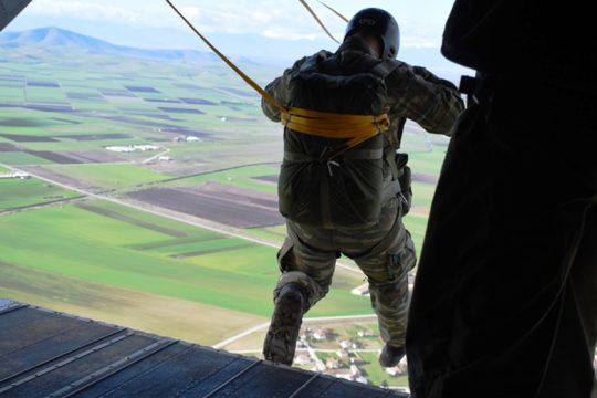 Σκοτώθηκε αλεξιπτωτιστής των Ενόπλων Δυνάμεων, παρασύρθηκε από ανέμους στα Μέγαρα