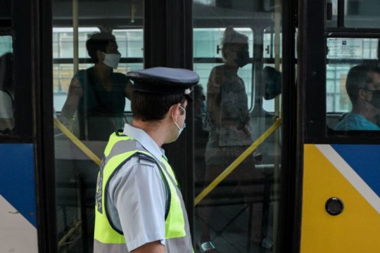 ΕΛ.ΑΣ.: Δύο συλλήψεις και 16 παραβάσεις των μέτρων