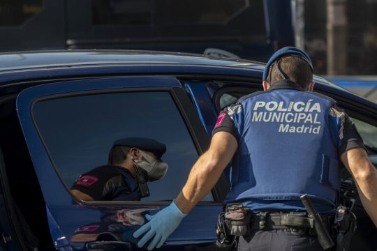 Φτωχοί και μετανάστες «πληρώνουν τα σπασμένα» στην Ισπανία
