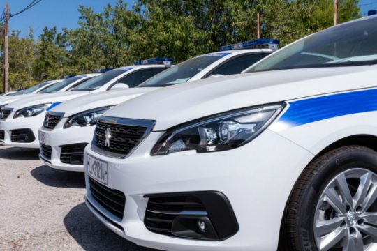 Με… ντουντούκες η ΕΛ.ΑΣ. στις πλατείες