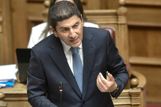 Η κυβέρνηση έτοιμη να διαλύσει το ποδόσφαιρο