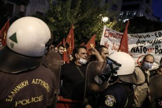 Ο Πομπέο στη Βάση, οι διαδηλωτές στους δρόμους