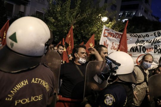 Ο Πομπέο στη Βάση, οι διαδηλωτές στους δρόμους