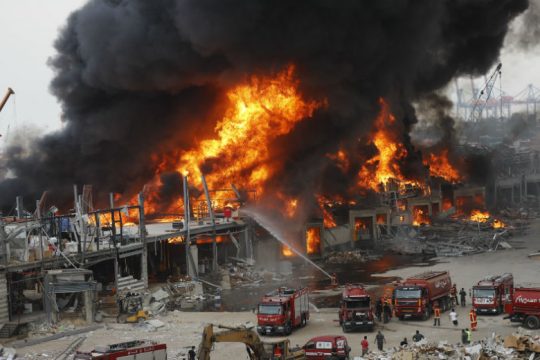 Μεγάλη πυρκαγιά στο λιμάνι της Βηρυτού, έναν μήνα μετά την καταστροφική έκρηξη