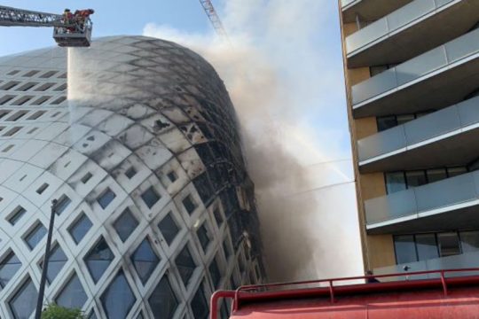 Μεγάλη φωτιά σε εμβληματικό εμπορικό κέντρο της Βηρυτού