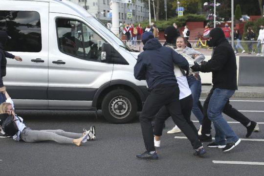 Συρματοπλέγματα και δεκάδες συλλήψεις αντικυβερνητικών διαδηλωτών στη Λευκορωσία