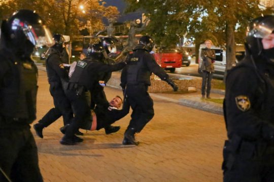 Πάνω από 360 συλλήψεις στις διαδηλώσεις κατά του Λουκασένκο