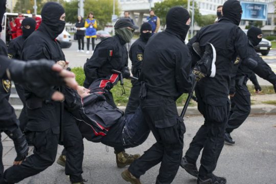 Λευκορωσία: Χημικά και συλλήψεις κατά των ανυποχώρητων αντικυβερνητικών διαδηλωτών