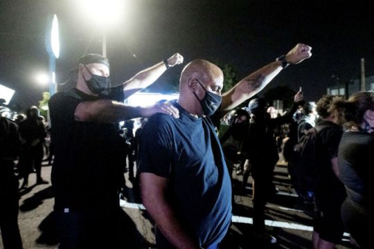 Ειρηνικές στη συντριπτική τους πλειονότητα οι διαδηλώσεις στις ΗΠΑ, λέει έρευνα
