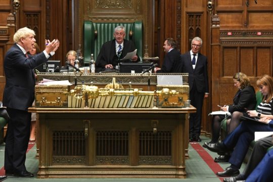 Αυστηρά μέτρα στη Βρετανία από Πέμπτη μετά το καμπανάκι για την πανδημία