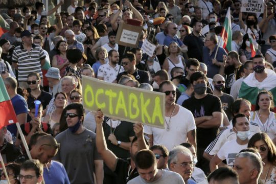 Συγκρούσεις αστυνομικών με διαδηλωτές που ζητούν παραίτηση Μπορίσοφ έξω από τη Βουλή