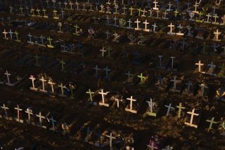 Ενα εκατομμύριο θάνατοι και το μακάβριο κοντέρ γράφει