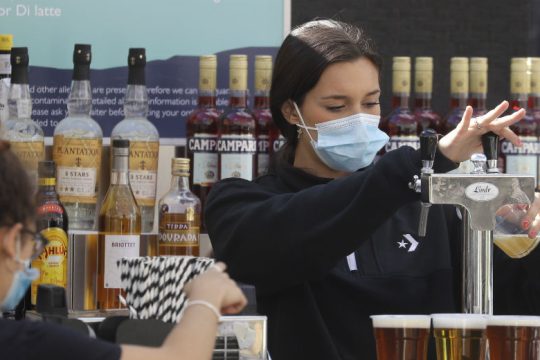 Τοπικά «λοκντάουν» στη Βρετανία, όπου καταγράφηκε ρεκόρ ημερήσιων μολύνσεων