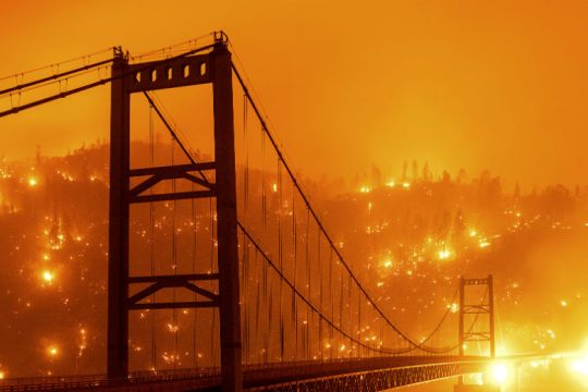 Μεγάλη πυρκαγιά στην Καλιφόρνια με έξι νεκρούς