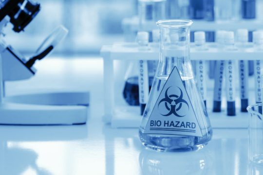 Άλμα σε διασωληνώσεις και θανάτους από τον κορονοϊό