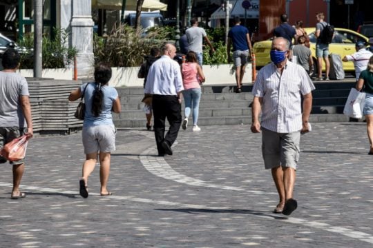 Οι ειδικοί αποκλείουν το λοκντάουν, αλλά όχι και η κυβέρνηση