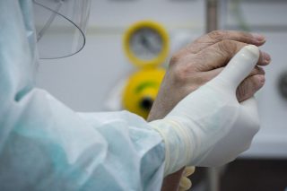 «Ολοι αξίζουμε να έχουμε μια ευκαιρία στη διασωλήνωση»