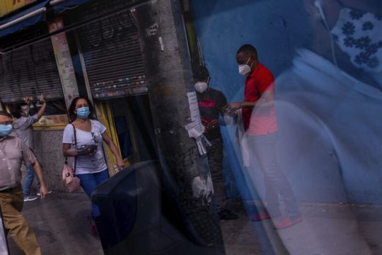 Μπρος ιός και πίσω… πτώχευση
